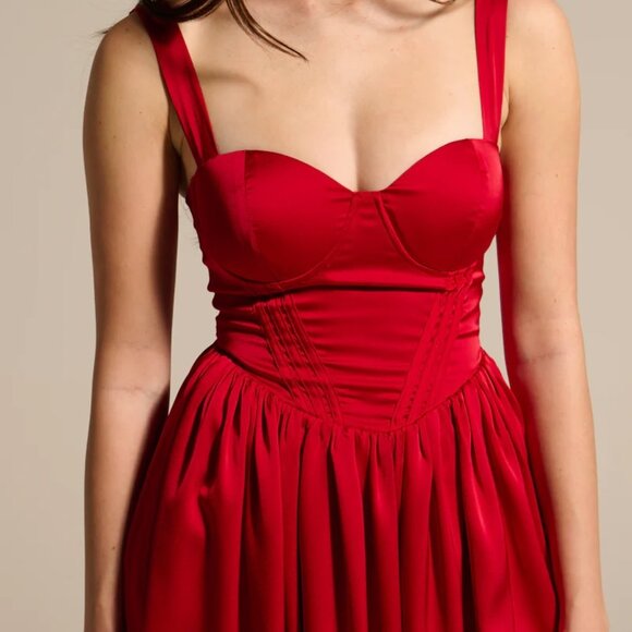 Elegant Red Midi Dress - Picture 4 of 4